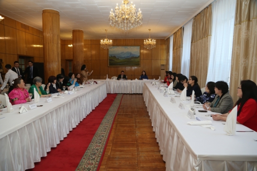 Ерөнхийлөгч эмэгтэйчүүдийн ТББ-ын төлөөлөлтэй санал солилцох уулзалтад оролцлоо
